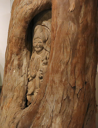 Tachiki Koyasu Kannon in tree trunk, Kōmyō-ji (Ehime). Exhibited Sogo Art Museum 2015.